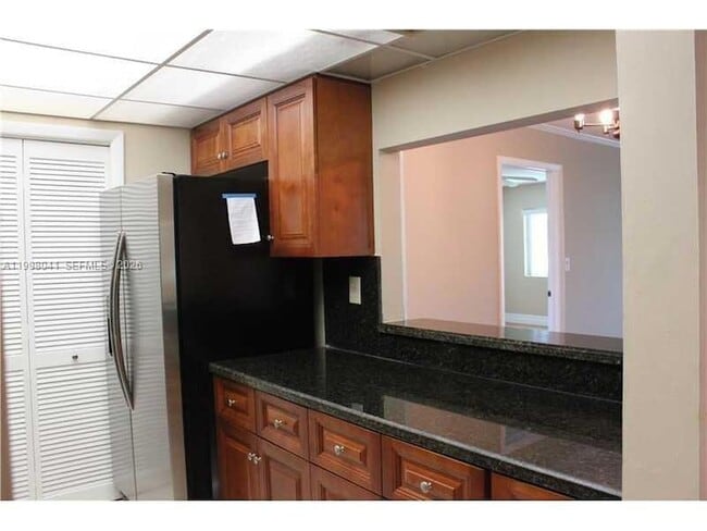 120 Lakeview Dr, Unit 209 in Weston, FL - Building Photo - Building Photo