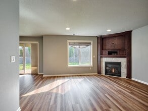 348 SW Mount Rainier St in McMinnville, OR - Building Photo - Building Photo