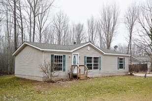 45794 37 1/2 Street in Paw Paw, MI - Building Photo