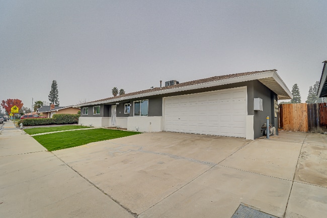 1001 Mira Loma Dr in Bakersfield, CA - Foto de edificio - Building Photo