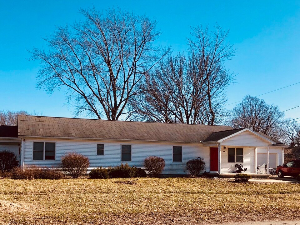 304 S East Ave in Ogden, IL - Building Photo