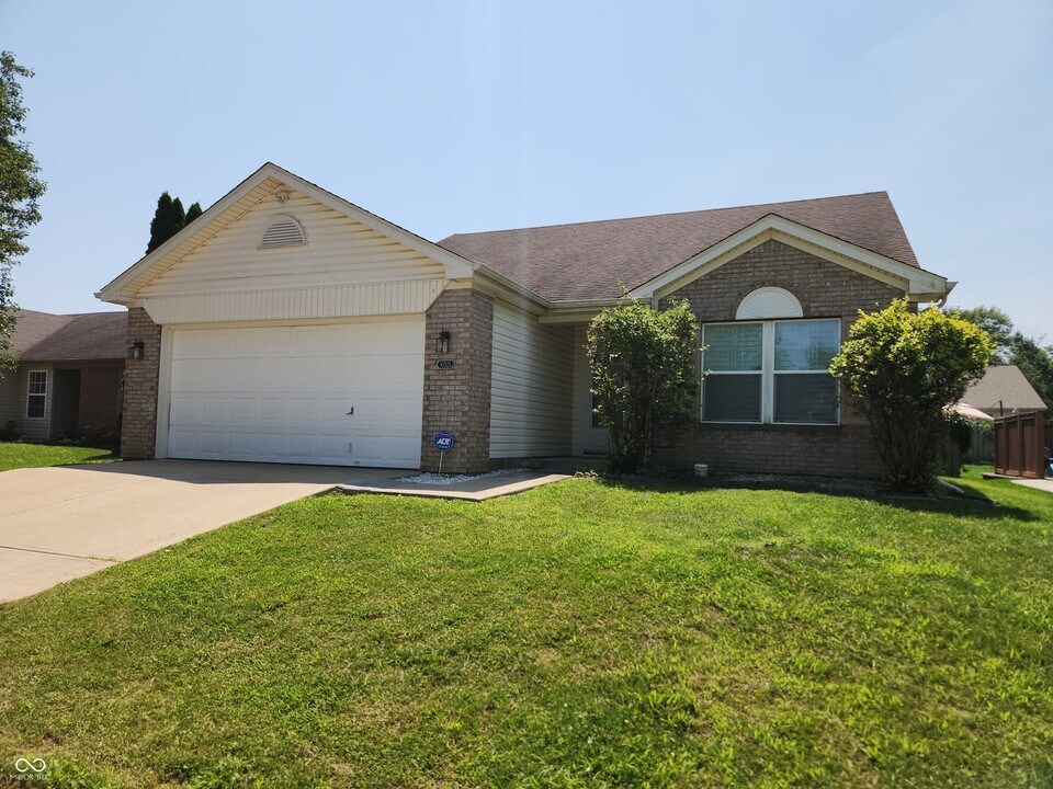 10521 Sand Creek Blvd in Fishers, IN - Building Photo