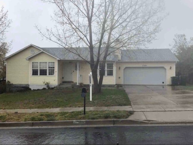 758 Sunrise Ln in Tooele, UT - Building Photo - Building Photo
