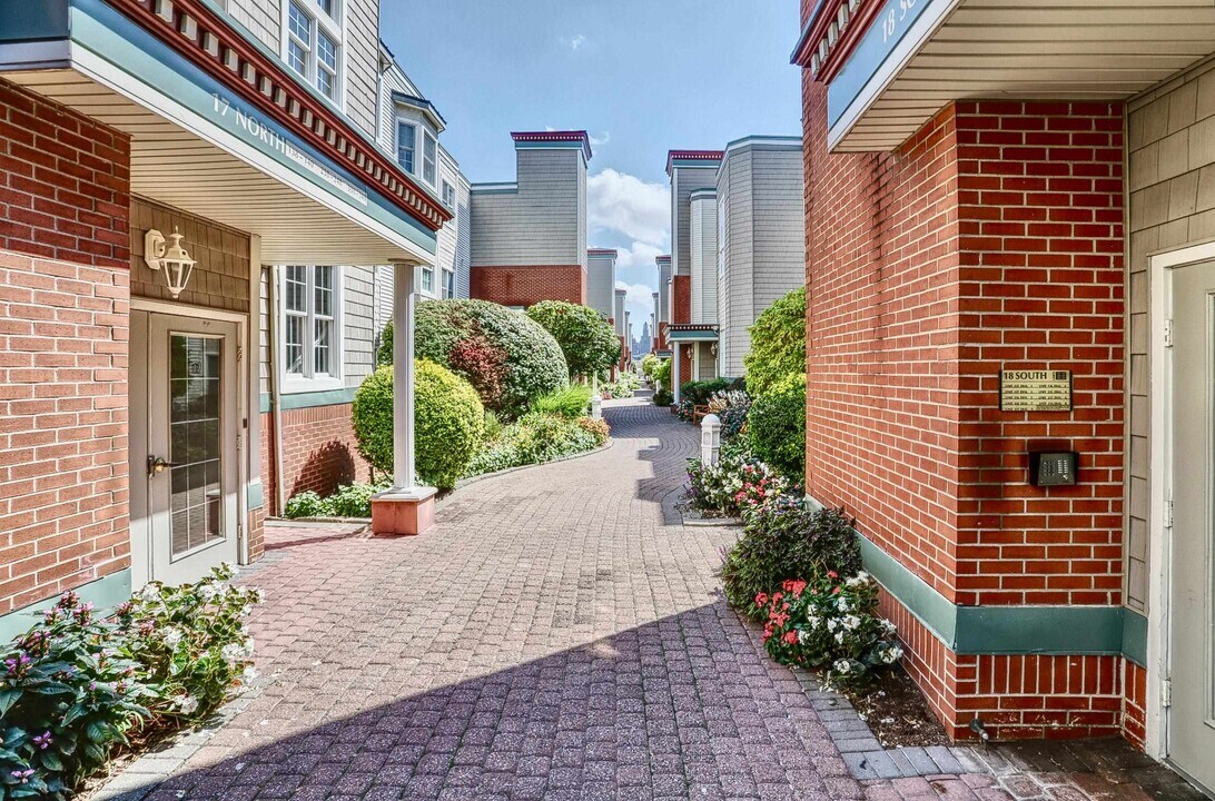 340 The Promenade in Edgewater, NJ - Building Photo