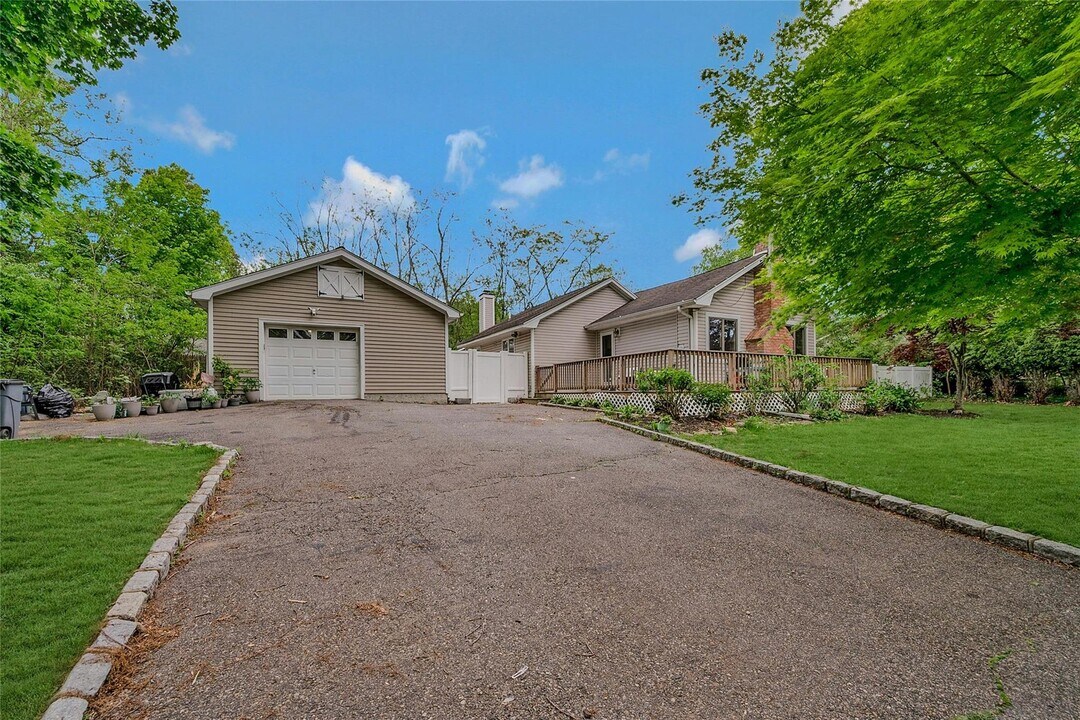 49 Prospect Ave in Smithtown, NY - Building Photo
