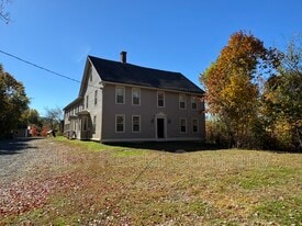121 Bay Rd in Hadley, MA - Building Photo