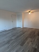 103 Horse Pond Rd, Unit 103 Salem in Salem, CT - Building Photo - Building Photo