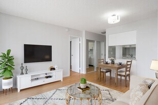 2040 Nelson St in Vancouver, BC - Building Photo