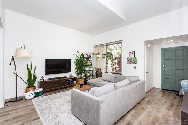 6204 Caminito Carrena in San Diego, CA - Foto de edificio - Building Photo