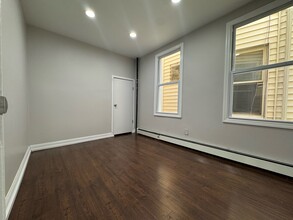 181 Wegman Pky, Unit 1 in Jersey City, NJ - Foto de edificio - Building Photo