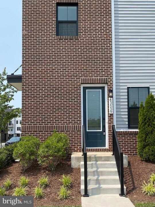 43539 Farringdon Sq in Ashburn, VA - Building Photo