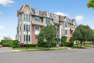 1111 Roosevelt Way in Westbury, NY - Building Photo - Building Photo