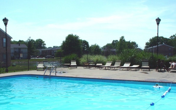 Abney Lake in Indianapolis, IN - Foto de edificio