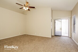 8764 W Laurel Ln in Peoria, AZ - Foto de edificio - Building Photo