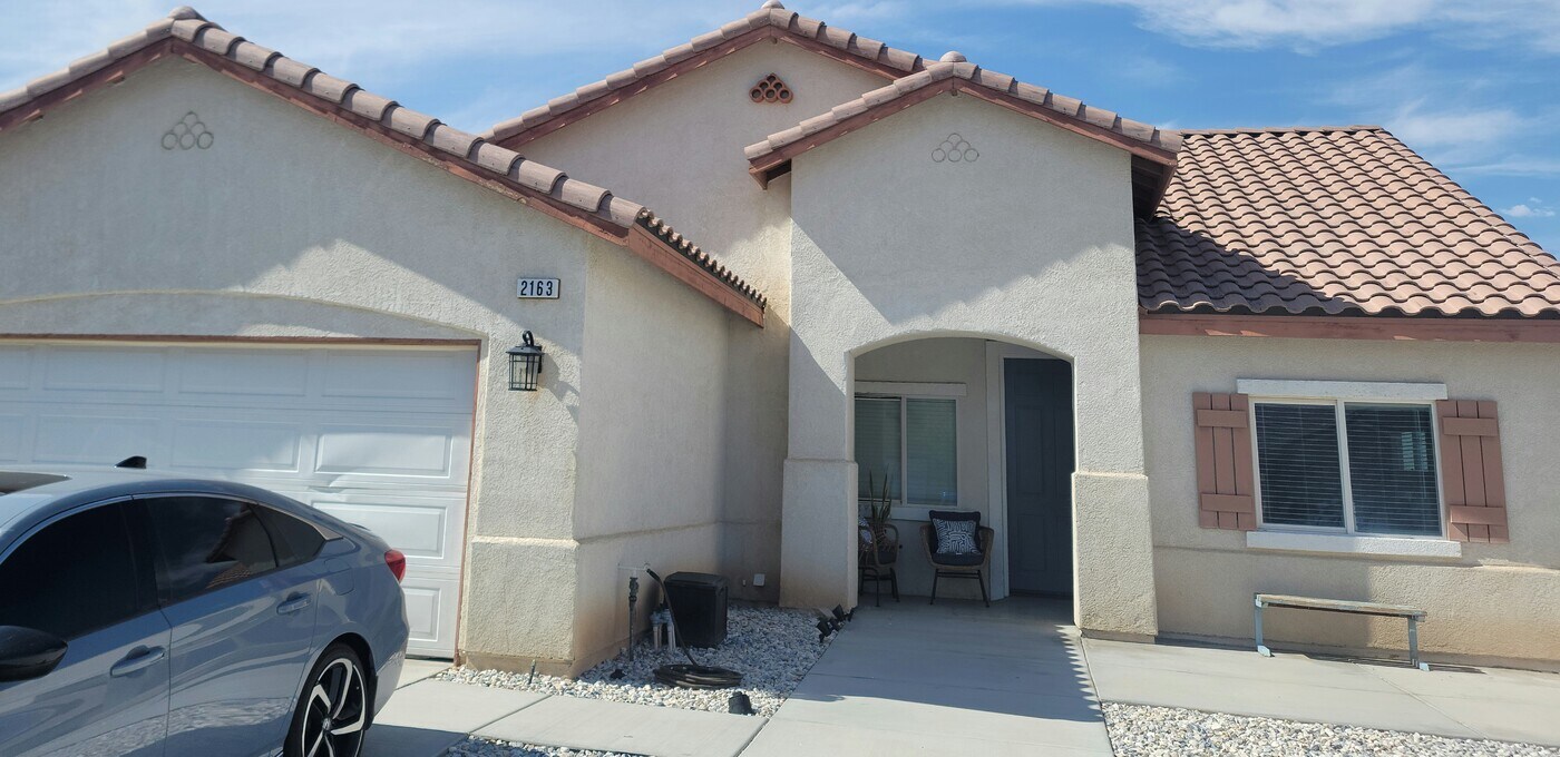 2163 Sierra Linda Dr in Barstow, CA - Foto de edificio