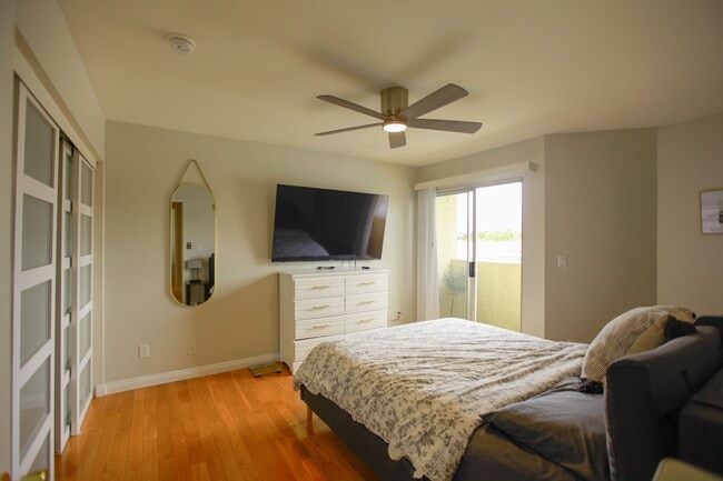 property at 833 Orange Grv Ave