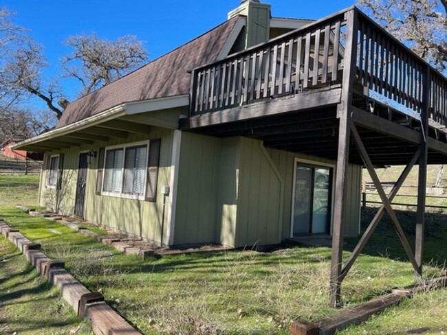 24441 Oaktree Ct in Tehachapi, CA - Foto de edificio - Building Photo