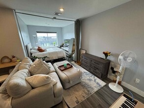 40 B St, Unit 1 in Boston, MA - Foto de edificio - Building Photo