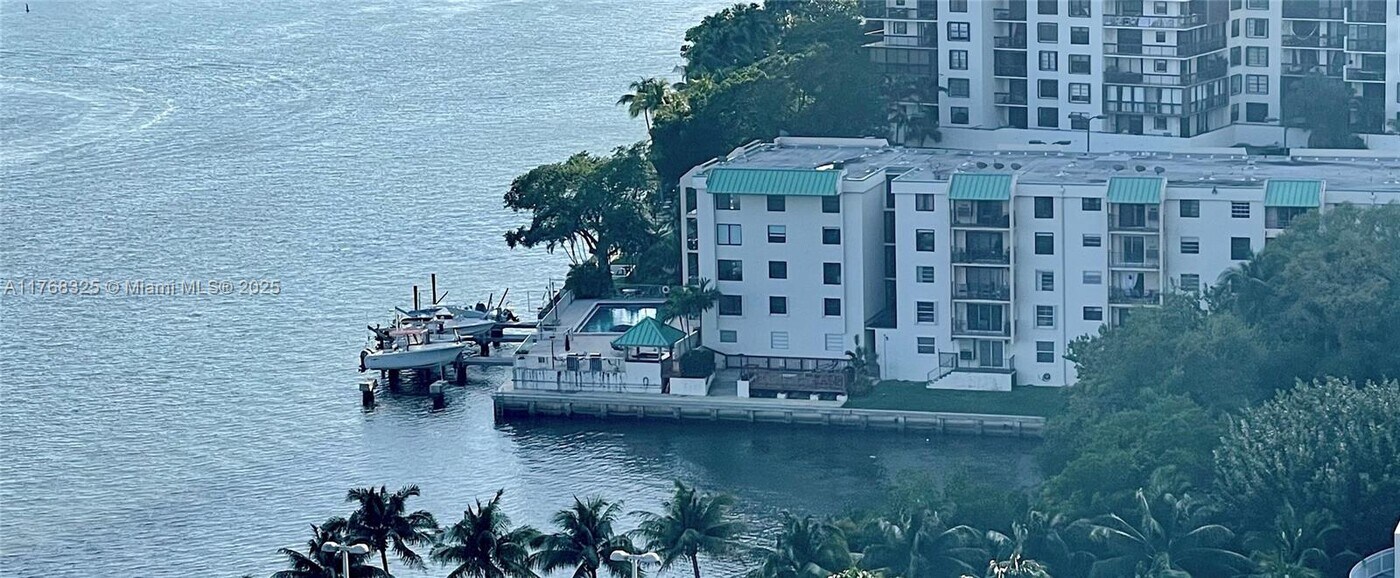 2201 Brickell Ave, Unit 4 in Miami, FL - Foto de edificio