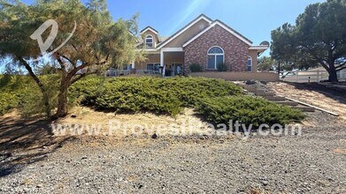 10281 Whitehaven St in Oak Hills, CA - Building Photo - Building Photo