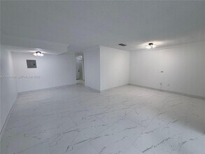 9365 Fontainebleau Blvd in Miami, FL - Foto de edificio - Building Photo