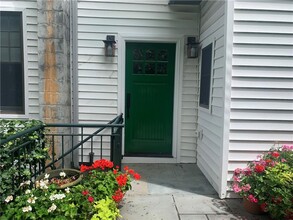 41 Lake Dr in Lake Peekskill, NY - Building Photo - Building Photo