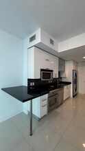 60 SW 13th St, Unit 2010 in Miami, FL - Building Photo - Building Photo