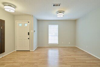 5 N White Pebble Ct in Spring, TX - Foto de edificio - Building Photo