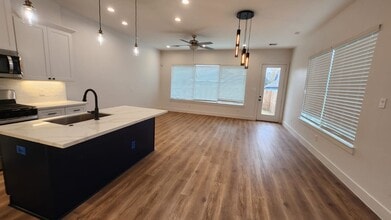 126 Amundsen St in Houston, TX - Building Photo - Building Photo