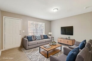 Knoll Crest in San Antonio, TX - Building Photo