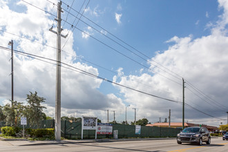 Vista Del Sol in Hialeah, FL - Building Photo - Building Photo