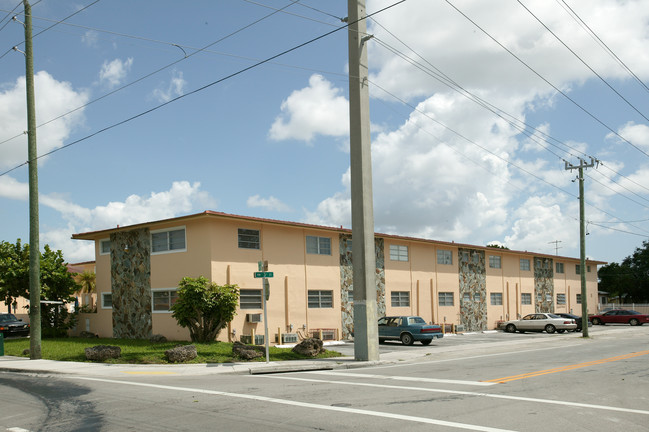 305 NW 57th Ave in Miami, FL - Foto de edificio - Building Photo