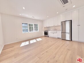 1979 N Kenmore Ave in Los Angeles, CA - Building Photo - Building Photo