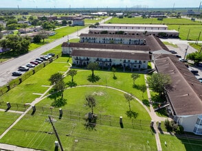 Ocean Breeze Apartment Homes in Freeport, TX - Foto de edificio - Building Photo