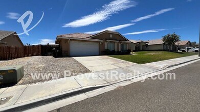 13191 Rolling Hills Ln in Victorville, CA - Building Photo - Building Photo