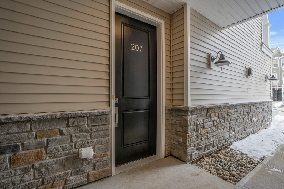 207 Honeysuckle Ln in Warren, NJ - Building Photo