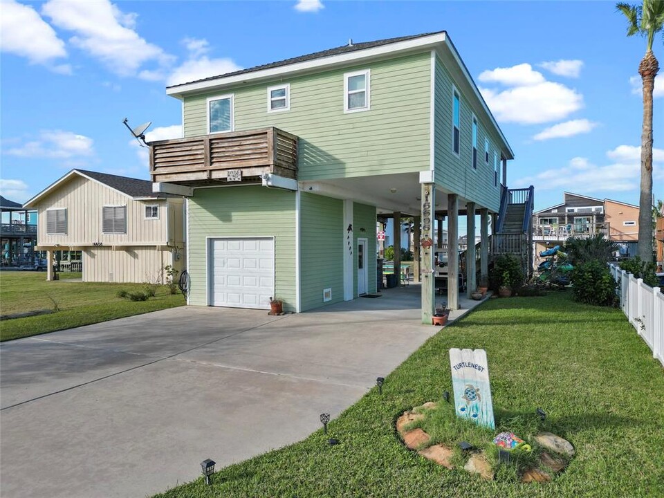 16606 Curlew Rd in Jamaica Beach, TX - Building Photo