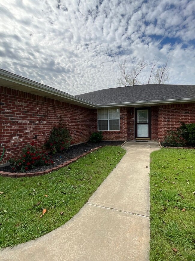 2123 Hickory Dr in Deridder, LA - Building Photo - Building Photo