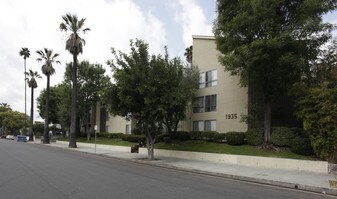 1935 S La Salle Ave in Los Angeles, CA - Building Photo