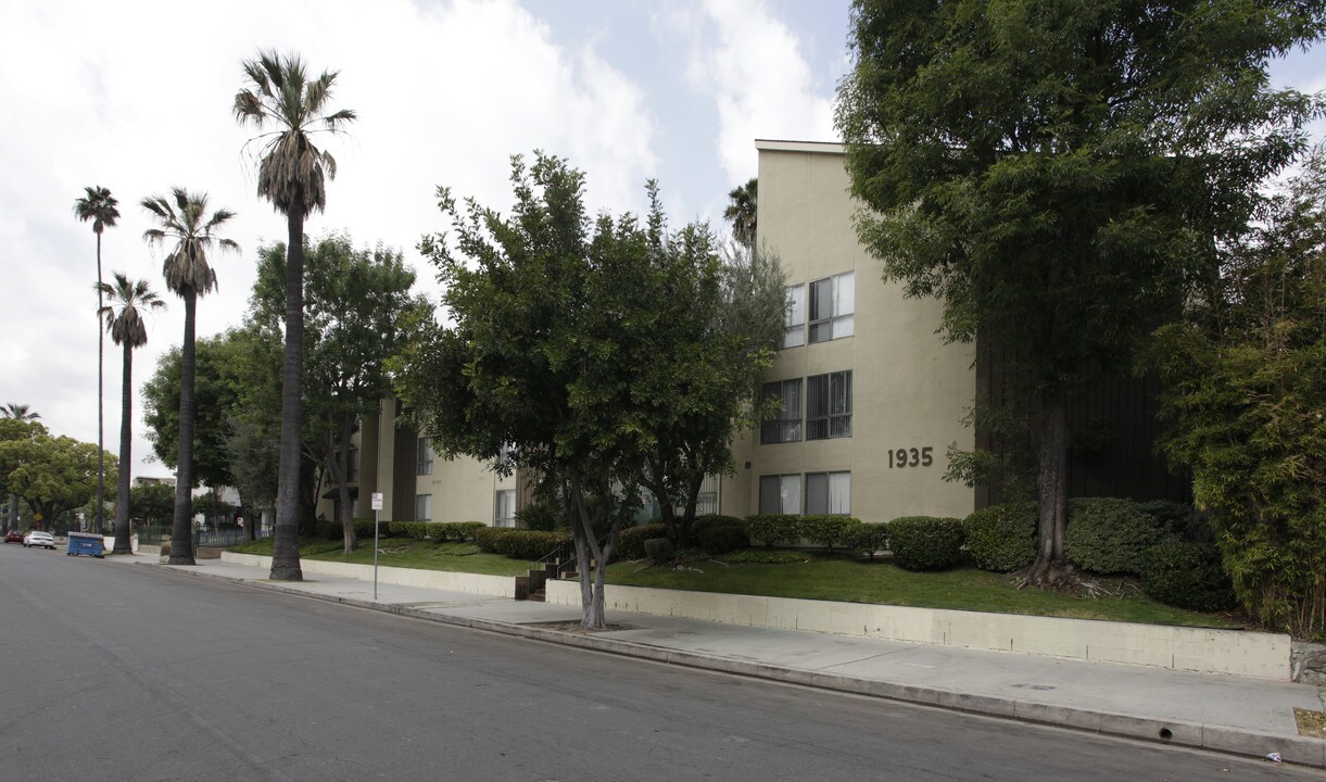 1935 S La Salle Ave in Los Angeles, CA - Building Photo