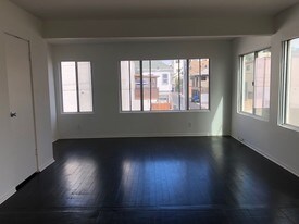 511 Ocean Front Walk Apartments