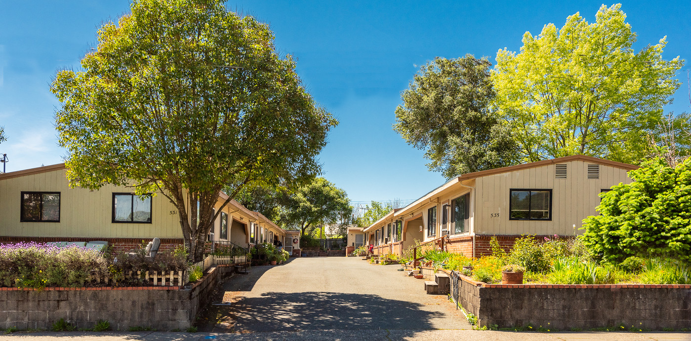 531 University St in Healdsburg, CA - Building Photo