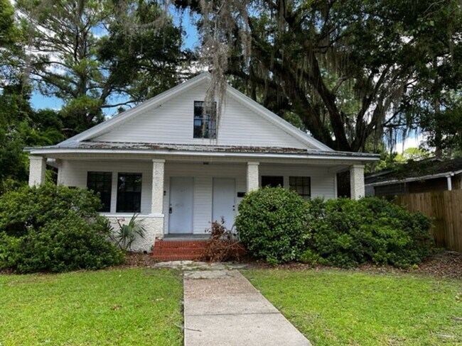 property at 1005 S Oak St