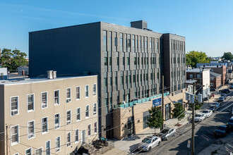 Crystal Cambridge in Jersey City, NJ - Foto de edificio - Building Photo