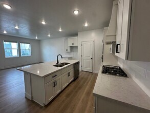 64 S Moonlit Rd in Mapleton, UT - Building Photo - Building Photo