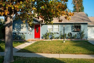 7900 Shoshone Ave in Los Angeles, CA - Building Photo