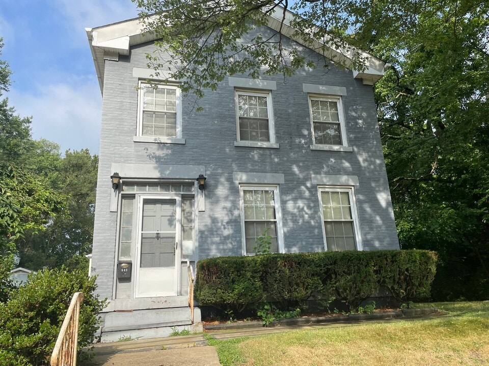 843 1st St NE in Massillon, OH - Building Photo