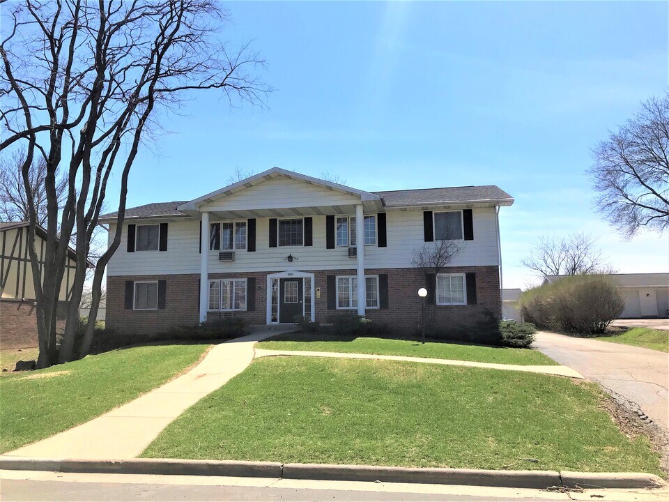 2361 Chalet Gardens Rd in Fitchburg, WI - Building Photo