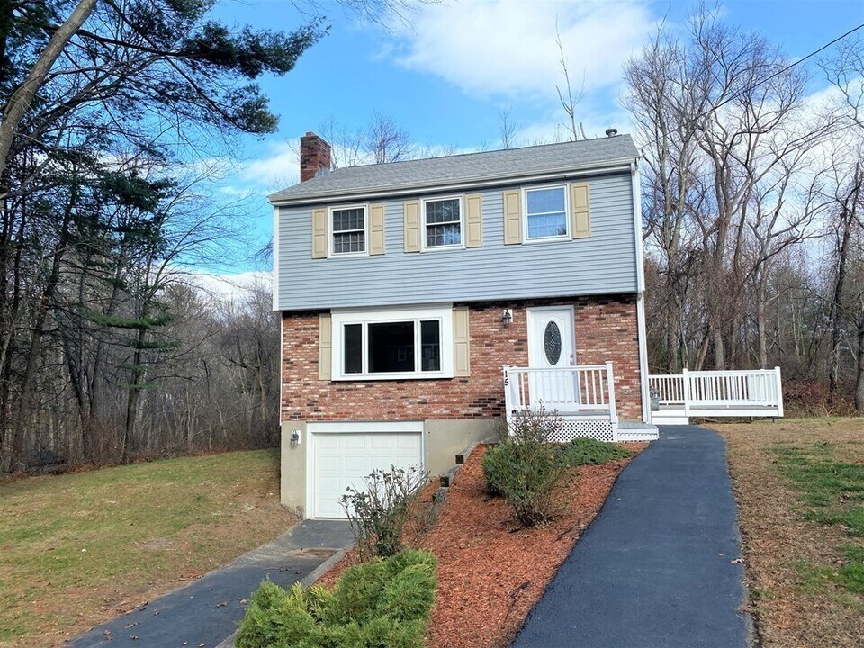 15 Appaloosa Dr in Methuen, MA - Building Photo