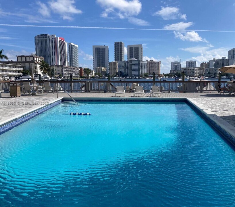 462 Golden Isles Dr in Hallandale Beach, FL - Building Photo